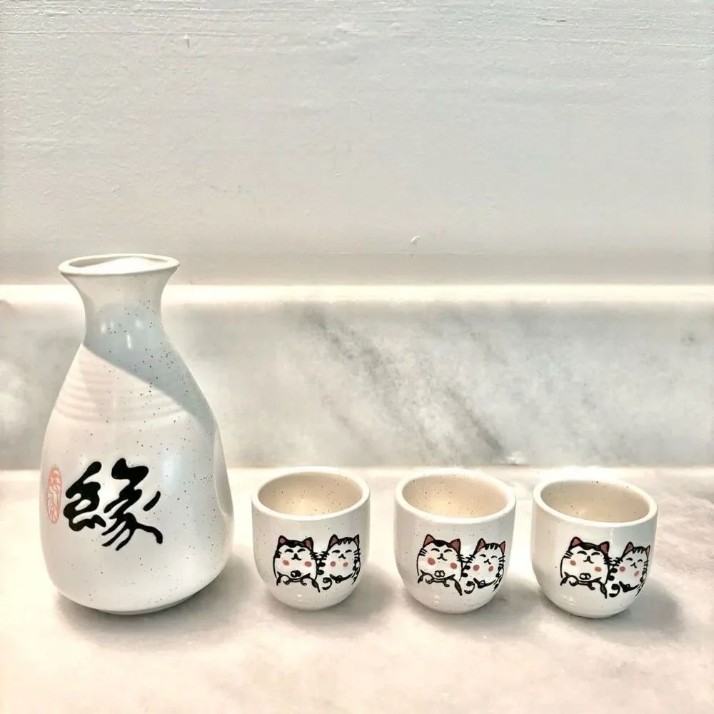 Lucky Cat Japanese 1 Tokkuri Bottle and 3 Ochoko Cups Ceramic Sake Set Cream OS